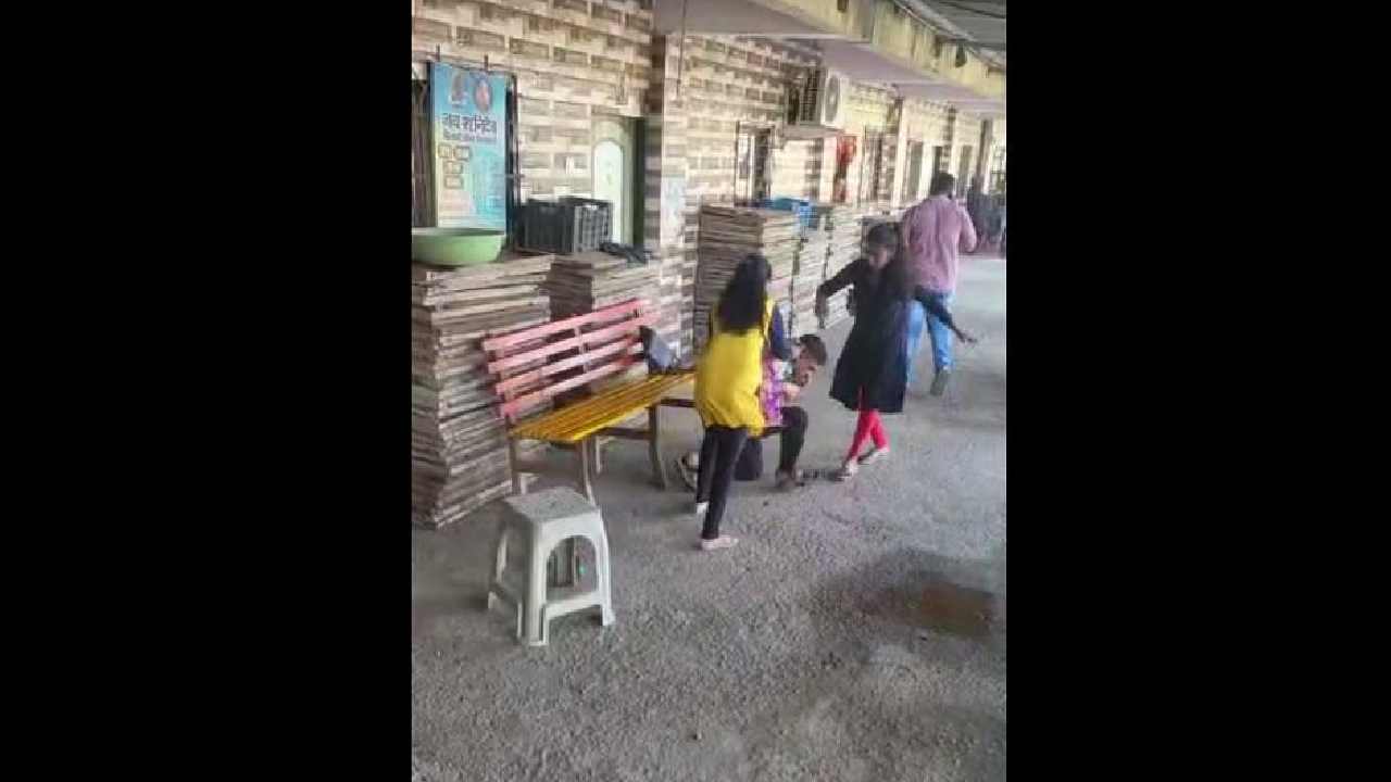 Viral Video: ఈవ్ టీజర్కు గుణపాఠం.. యువకుడిని చితక్కొట్టిన అమ్మాయిలు.. వీడియో వైరల్ Viral Video: ఈవ్ టీజర్కు గుణపాఠం.. యువకుడిని చితక్కొట్టిన అమ్మాయిలు.. వీడియో వైరల్
