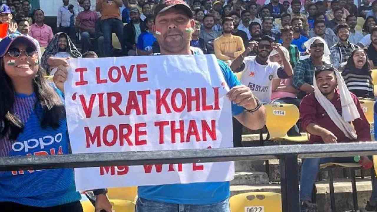Virat Kohli: ప్లకార్టు పట్టుకుని కోహ్లీకి షాకిచ్చిన అభిమాని.. ఇంతకీ ప్లకార్డులో ఏముందంటే Virat Kohli: ప్లకార్టు పట్టుకుని కోహ్లీకి షాకిచ్చిన అభిమాని.. ఇంతకీ ప్లకార్డులో ఏముందంటే