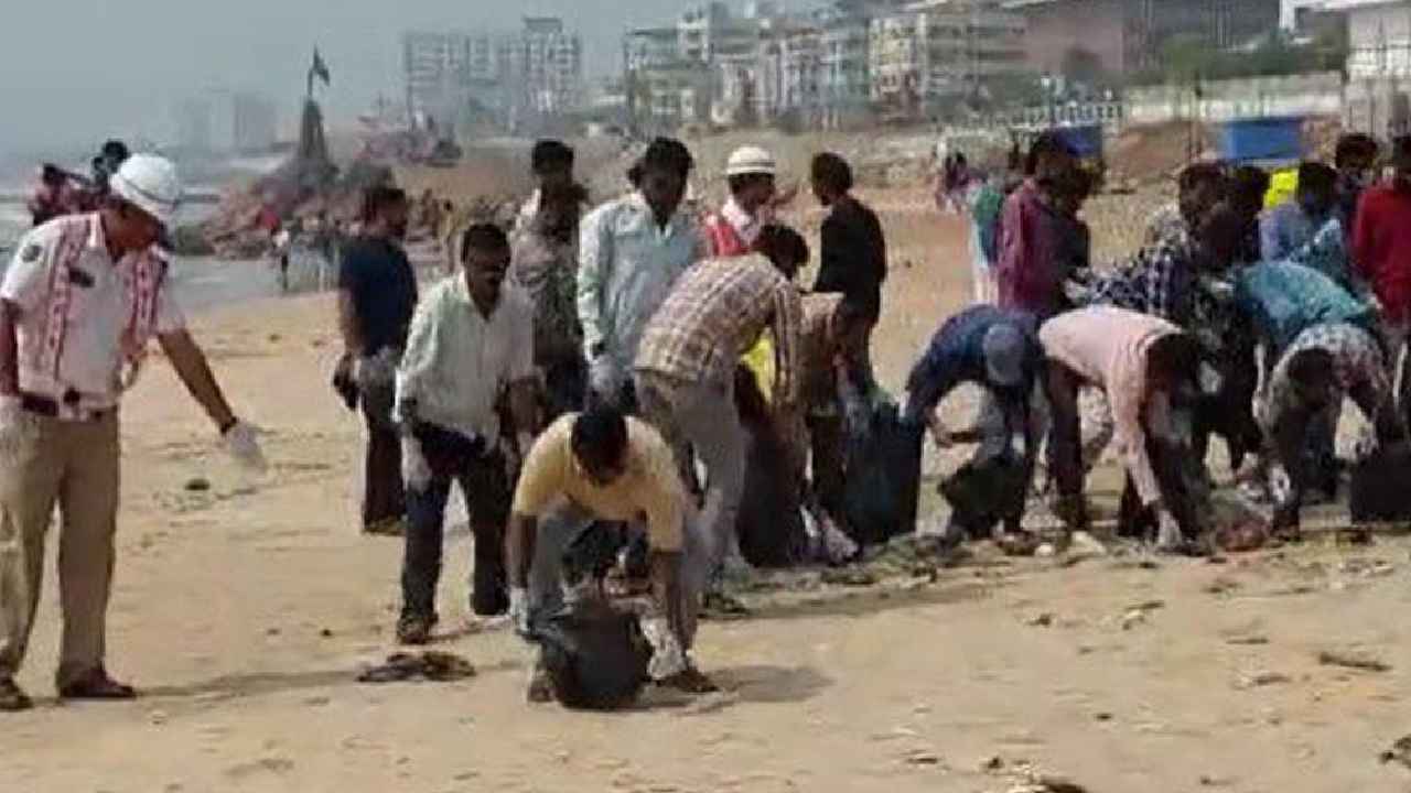 Visakha Beach Clean : మందుబాబుల కిక్కు దించిన విశాఖ కోర్టు.. ఎలాంటి శిక్ష విధించిందంటే Visakha Beach Clean : మందుబాబుల కిక్కు దించిన విశాఖ కోర్టు.. ఎలాంటి శిక్ష విధించిందంటే