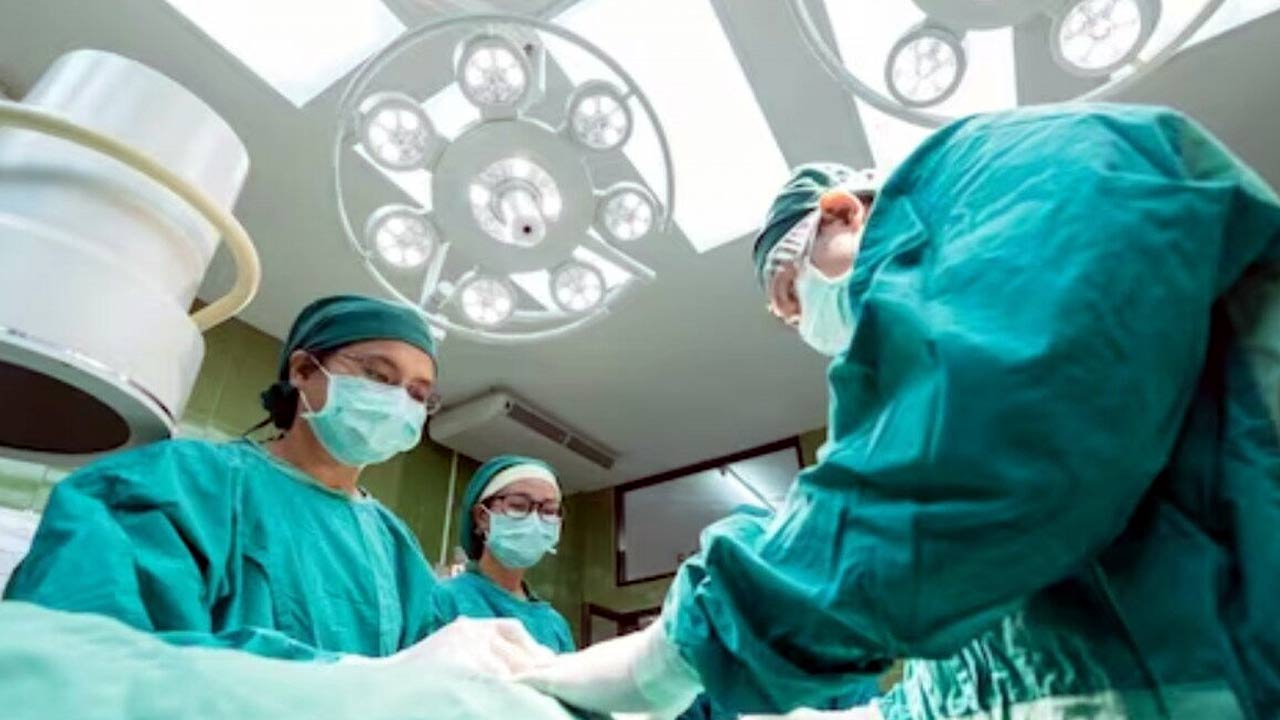 Interesting Facts : Why Doctors Wear Green Clothes While Performing Surgery, Do You Know Reason And Facts
