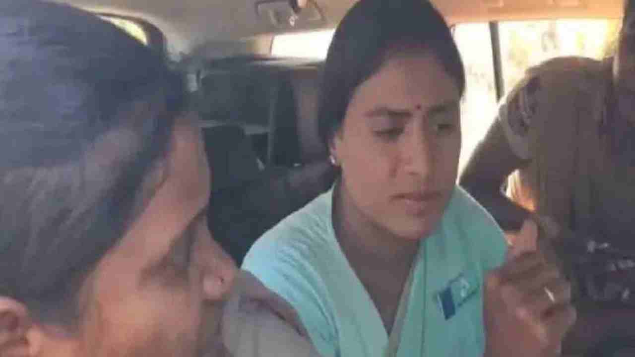 MLA Shankar Naik Wife: షర్మిల హిందూ వివాహ వ్యవస్థను అవహేళన చేసింది.. ఎమ్మెల్యే సతీమణి ఫైర్ .. MLA Shankar Naik Wife: షర్మిల హిందూ వివాహ వ్యవస్థను అవహేళన చేసింది.. ఎమ్మెల్యే సతీమణి ఫైర్ ..