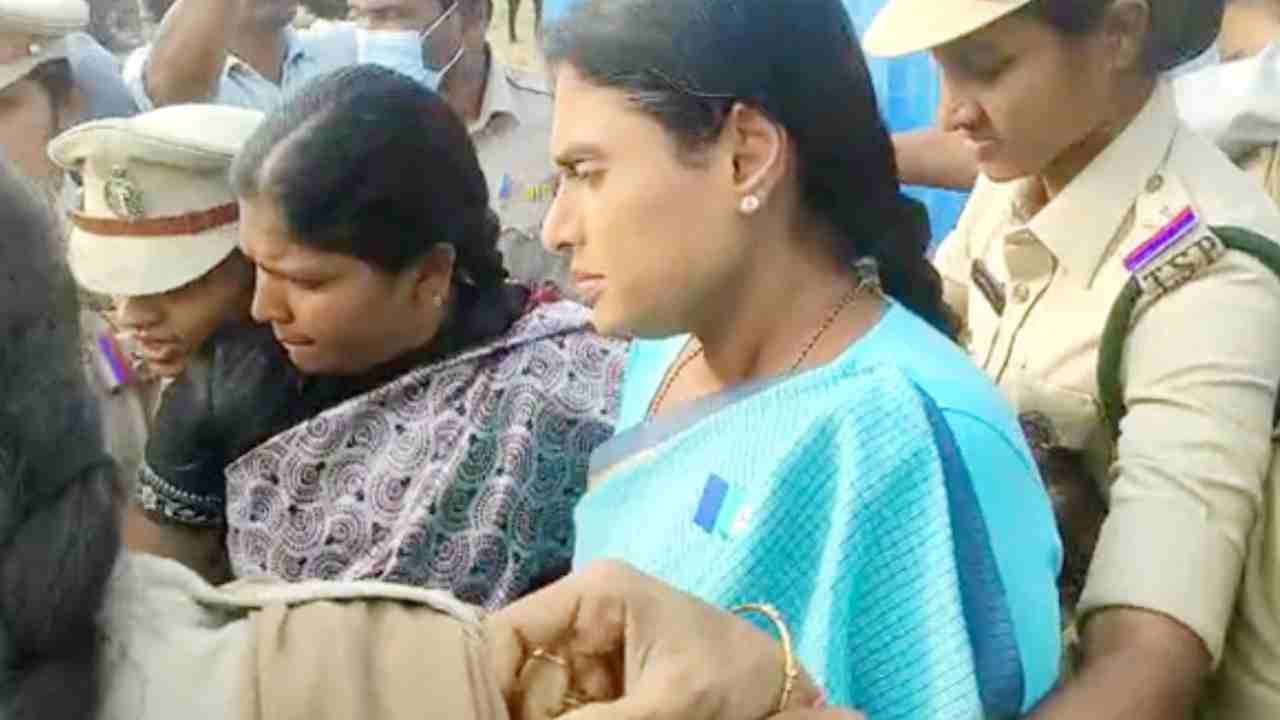 YS Sharmila Arrest: వై.ఎస్. షర్మిల పాదయాత్రలో ఉద్రిక్తత.. అరెస్ట్ చేసిన పోలీసులు.. హైదరాబాద్కు తరలింపు YS Sharmila Arrest: వై.ఎస్. షర్మిల పాదయాత్రలో ఉద్రిక్తత.. అరెస్ట్ చేసిన పోలీసులు.. హైదరాబాద్కు తరలింపు