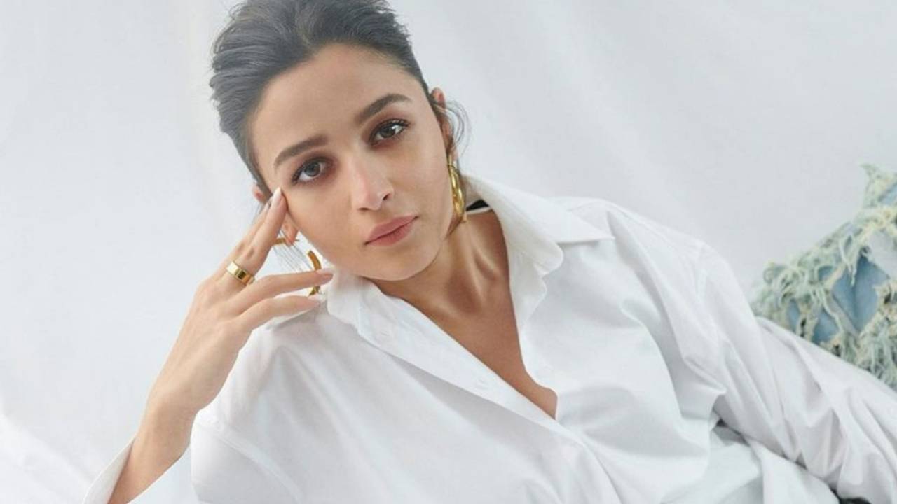 Alia Bhatt : బ్రహ్మాస్త్ర కలెక్షన్స్ బ్రేక్ చేసిన పఠాన్.. అలియా ఏముందో తెలుసా? Alia Bhatt : బ్రహ్మాస్త్ర కలెక్షన్స్ బ్రేక్ చేసిన పఠాన్.. అలియా ఏముందో తెలుసా?