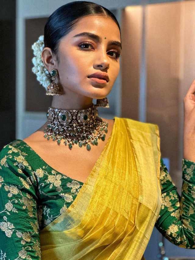 >కొప్పున పూలెట్టిన అనుపమ..