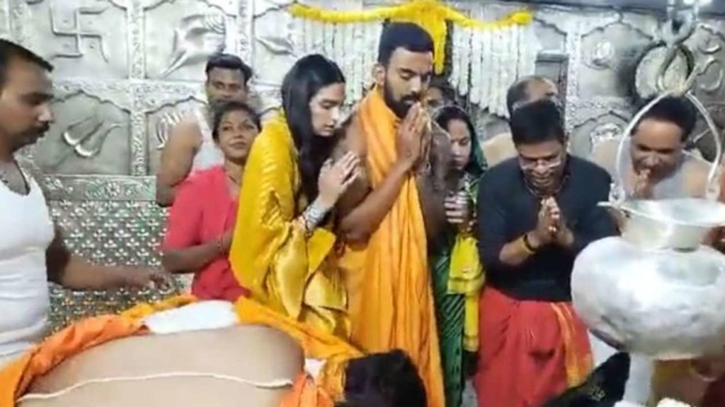 KL Rahul and Athiya shetty first time went to temple after marriage perform special worships in ujjain mahankalehswar temple