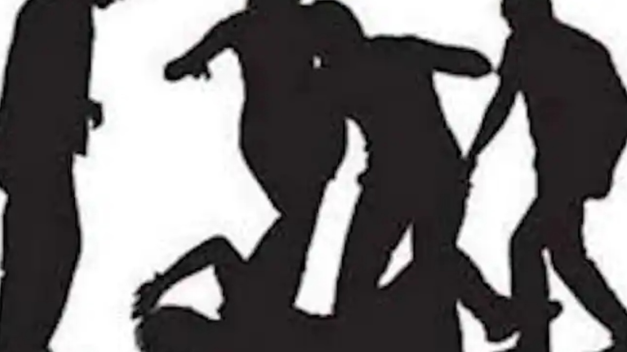 Attacked On Woman : మహబూబాబాద్ జిల్లా డోర్నకల్ లో దారుణం.. మహిళపై దాడి చేసి చెప్పుల దండతో ఊరేగింపు Attacked On Woman : మహబూబాబాద్ జిల్లా డోర్నకల్ లో దారుణం.. మహిళపై దాడి చేసి చెప్పుల దండతో ఊరేగింపు