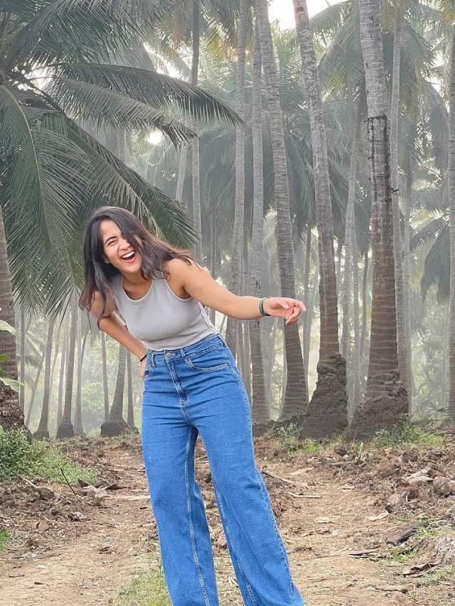 >కొబ్బరి చెట్ల మధ్య ప్రకృతిని ఆస్వాదిస్తున్న దీప్తి సునైనా..