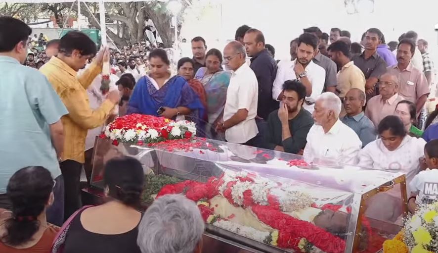 fans pays tributes to tarakaratna 