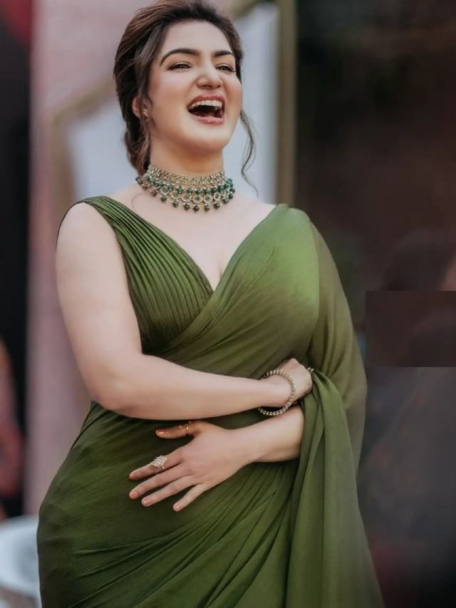 >పచ్చ చీరలో హానీ రోజ్ పరువాలు..