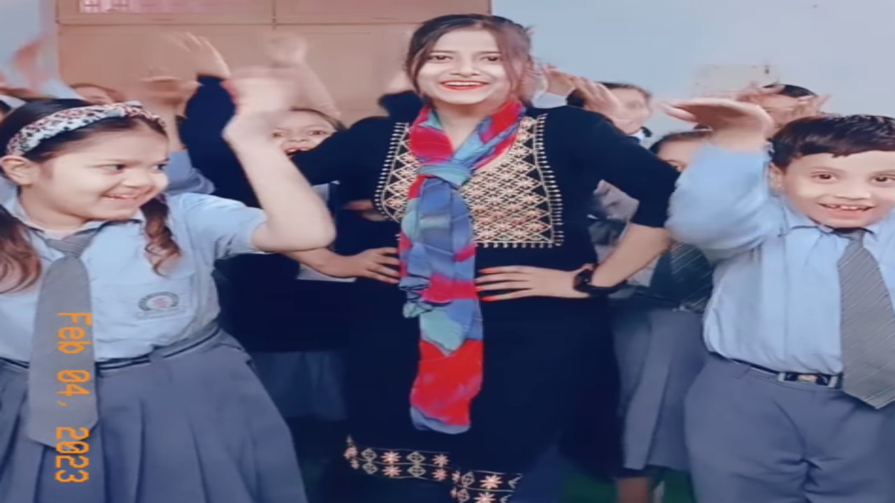 Cute teacher Video: విద్యార్థులతో కలిసి డ్యాన్స్ చేసి అలరించిన టీచర్ Cute teacher Video: విద్యార్థులతో కలిసి డ్యాన్స్ చేసి అలరించిన టీచర్