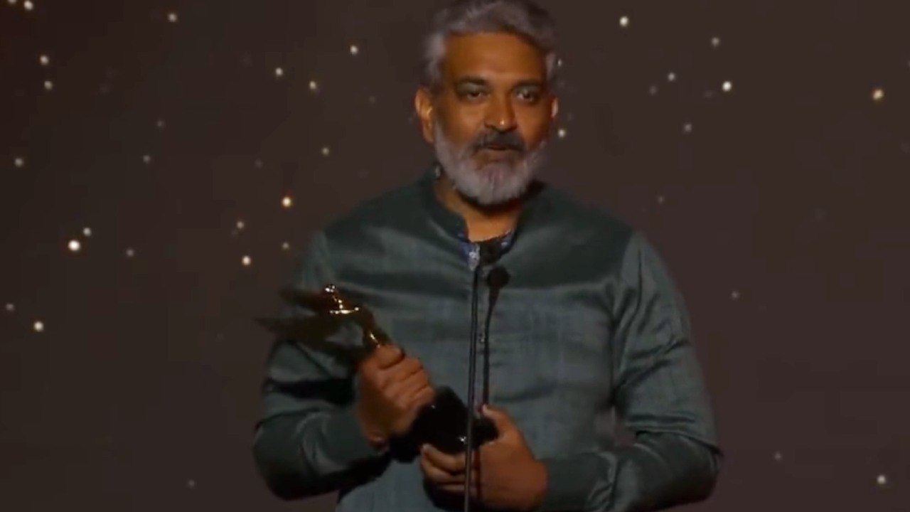 Rajamouli : అంతర్జాతీయ వేదికపై ‘మేరా భారత్ మహాన్’ అన్న రాజమౌళి.. దయచేసి ఆ అవార్డు కేటగిరి పెట్టండి అంటూ విన్నపం.. Rajamouli : అంతర్జాతీయ వేదికపై ‘మేరా భారత్ మహాన్’ అన్న రాజమౌళి.. దయచేసి ఆ అవార్డు కేటగిరి పెట్టండి అంటూ విన్నపం..