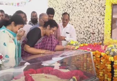 tarakaratna mother pays tributes to tarakaratna 