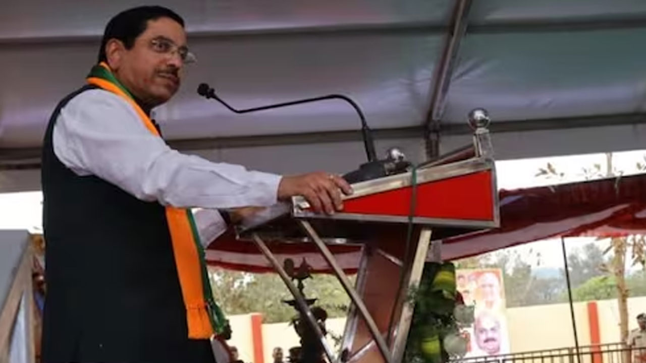 Pralhad Joshi: కాంగ్రెస్ పార్టీ కరెంట్ ఇవ్వలేదు. అందుకే జనాభా పెరిగింది.. కేంద్ర మంత్రి సంచలన వ్యాఖ్యలు Pralhad Joshi: కాంగ్రెస్ పార్టీ కరెంట్ ఇవ్వలేదు. అందుకే జనాభా పెరిగింది.. కేంద్ర మంత్రి సంచలన వ్యాఖ్యలు
