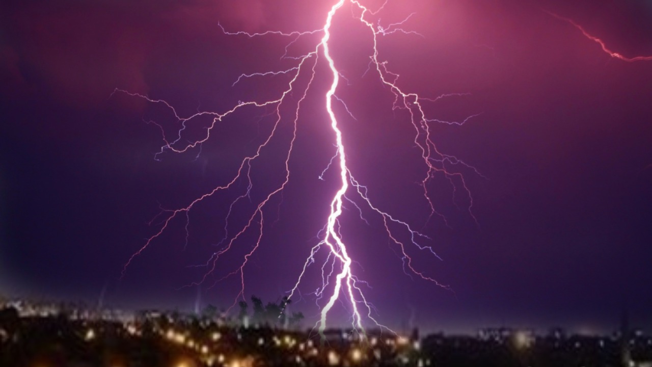 5,450 Thunderstorm : అరగంటలో అల్లాడించిన 5,450 పిడుగులు .. వణికిపోయిన ఒడిశా వాసులు 5,450 Thunderstorm : అరగంటలో అల్లాడించిన 5,450 పిడుగులు .. వణికిపోయిన ఒడిశా వాసులు