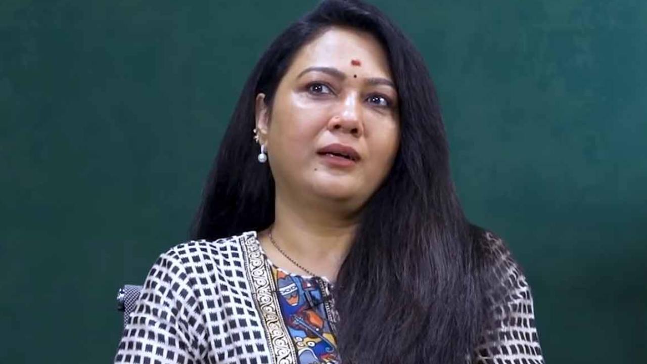 Actress Hema: లిప్లాక్ వీడియోపై హేమ ఫైర్.. సైబర్ క్రైమ్కు ఫిర్యాదు! Actress Hema: లిప్లాక్ వీడియోపై హేమ ఫైర్.. సైబర్ క్రైమ్కు ఫిర్యాదు!