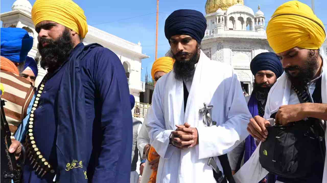 Amritpal Singh: మరో కొత్త వేషంలో అమృత్పాల్ సింగ్.. సీసీ టీవీ ఫుటేజ్ లభ్యం Amritpal Singh: మరో కొత్త వేషంలో అమృత్పాల్ సింగ్.. సీసీ టీవీ ఫుటేజ్ లభ్యం