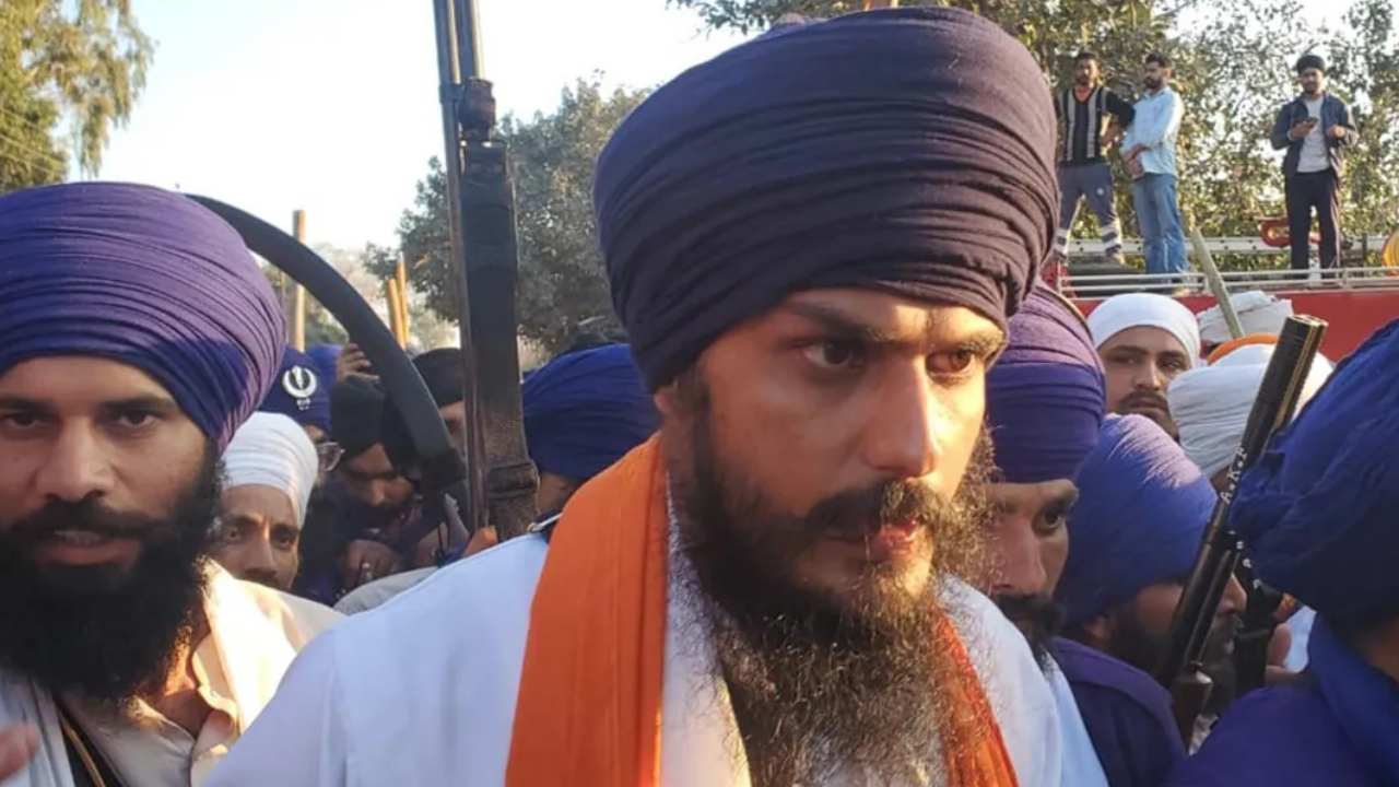Amritpal Singh Arrest Operation: పంజాబ్లో ఇంటర్నెట్ సేవలు బంద్.. అమృతపాల్ సింగ్ కోసం కొనసాగుతున్న గాలింపు.. Amritpal Singh Arrest Operation: పంజాబ్లో ఇంటర్నెట్ సేవలు బంద్.. అమృతపాల్ సింగ్ కోసం కొనసాగుతున్న గాలింపు..