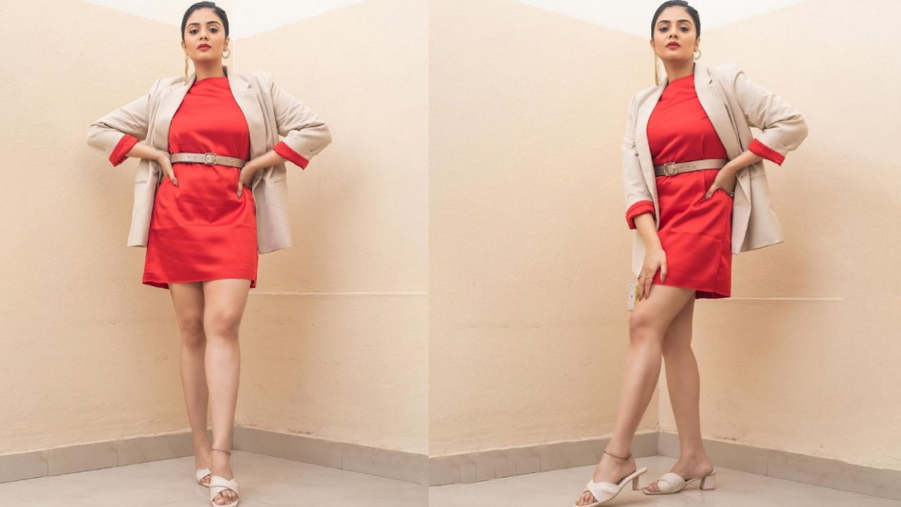 Sreemukhi: బుల్లి డ్రెస్సులో బొద్దు భామ.. శ్రీముఖి పరువాల జాతర!