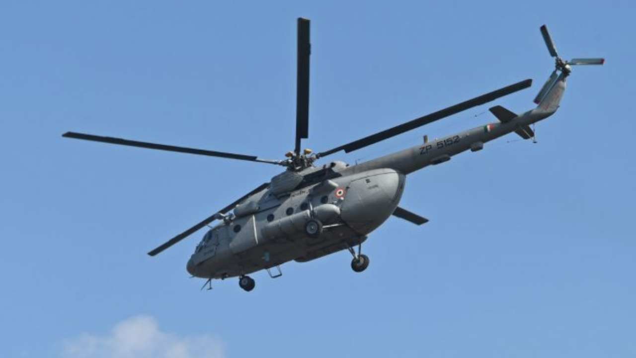 Army Helicopter Crash: కూలిన ఆర్మీ హెలికాప్టర్ .. పైలట్, కో-పైలట్కోసం కొనసాగుతున్న గాలింపు Army Helicopter Crash: కూలిన ఆర్మీ హెలికాప్టర్ .. పైలట్, కో-పైలట్కోసం కొనసాగుతున్న గాలింపు