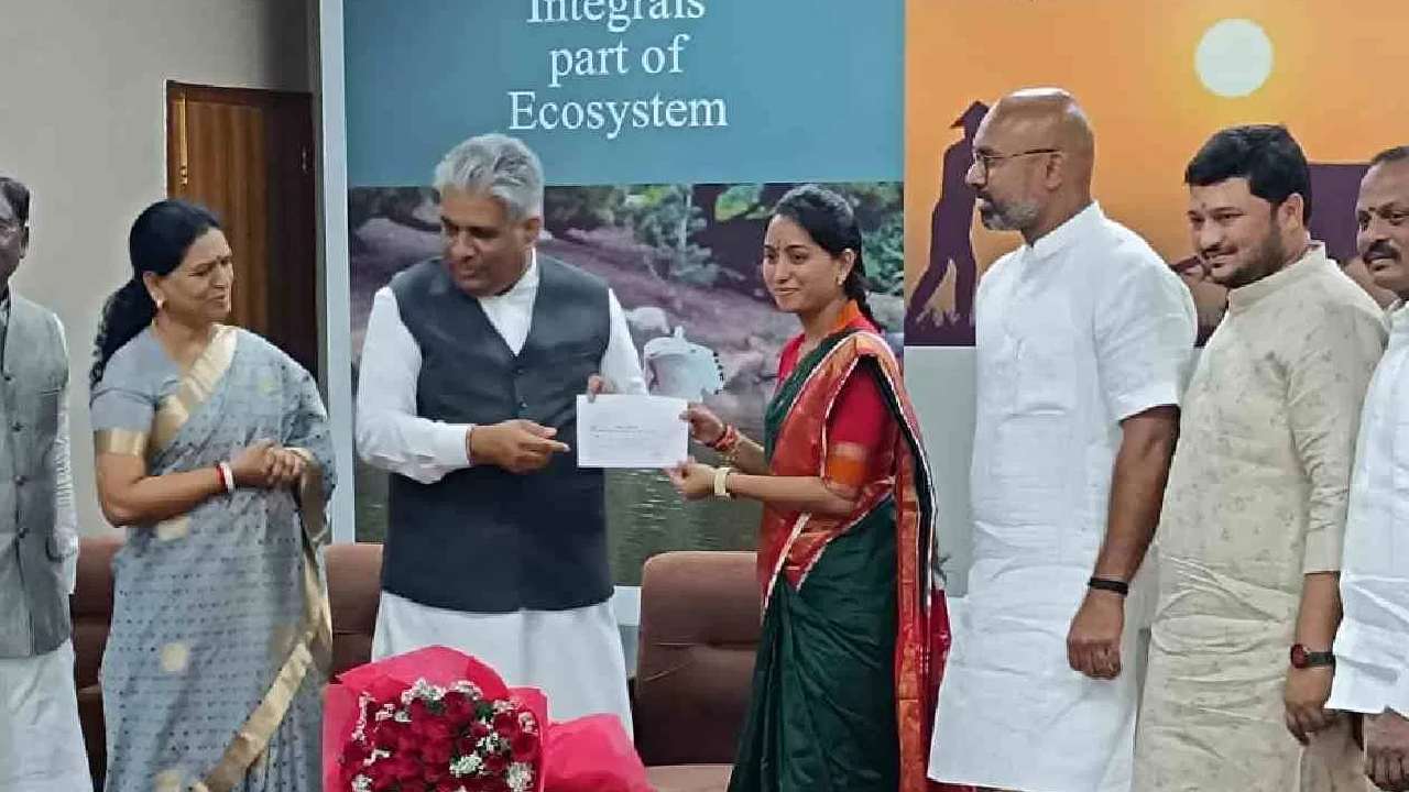 BJP Jagtial: బీజేపీలో చేరిన జగిత్యాల మున్సిపల్ మాజీ చైర్పర్సన్.. కన్నీళ్లు పెట్టుకుని బీఆర్ఎస్ నుంచి బయటకు వచ్చా.. BJP Jagtial: బీజేపీలో చేరిన జగిత్యాల మున్సిపల్ మాజీ చైర్పర్సన్.. కన్నీళ్లు పెట్టుకుని బీఆర్ఎస్ నుంచి బయటకు వచ్చా..