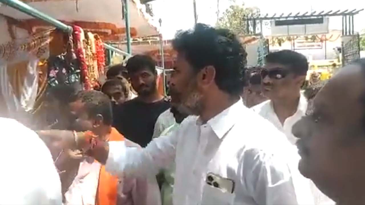 BJP MP Muniswamy: మహిళా దినోత్సవం రోజే మహిళపై బీజేపీ ఎంపీ ఆగ్రహం.. బొట్టు పెట్టుకోలేదని విమర్శ.. వీడియో వైరల్ BJP MP Muniswamy: మహిళా దినోత్సవం రోజే మహిళపై బీజేపీ ఎంపీ ఆగ్రహం.. బొట్టు పెట్టుకోలేదని విమర్శ.. వీడియో వైరల్