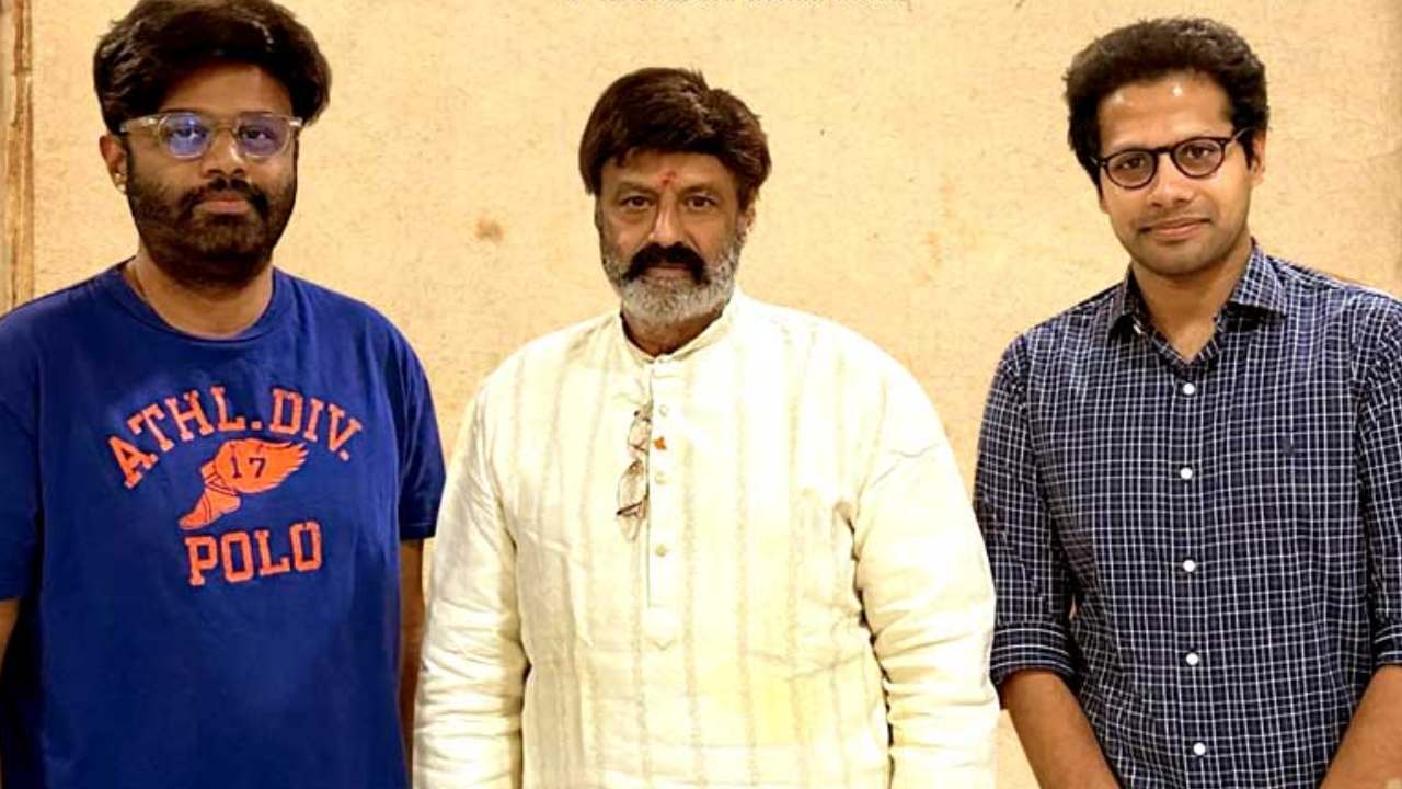 Sir Movie: సార్ మూవీ చిత్ర యూనిట్ను అభినందించిన బాలకృష్ణ Sir Movie: సార్ మూవీ చిత్ర యూనిట్ను అభినందించిన బాలకృష్ణ