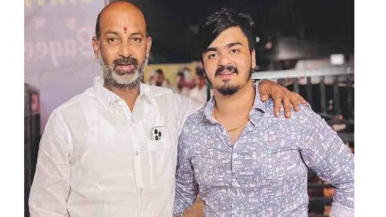Bandi Sanjay: బండి సంజయ్ తనయుడికి ఊరట.. యూనివర్సిటీ సస్పెన్షన్పై స్టే.. పరీక్షలకు అనుమతి Bandi Sanjay: బండి సంజయ్ తనయుడికి ఊరట.. యూనివర్సిటీ సస్పెన్షన్పై స్టే.. పరీక్షలకు అనుమతి