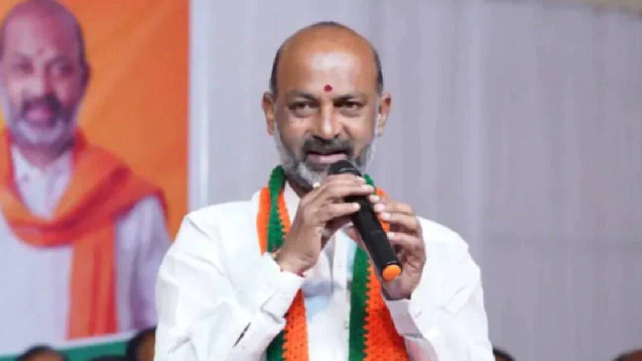 Bandi Sanjay: పేపర్ లీకేజీ వ్యవహారంలో కేటీఆర్ రాజీనామా చేయాలి.. కేసీఆర్ బిడ్డకు జైలు రెడీ అవుతోంది: బండి సంజయ్ Bandi Sanjay: పేపర్ లీకేజీ వ్యవహారంలో కేటీఆర్ రాజీనామా చేయాలి.. కేసీఆర్ బిడ్డకు జైలు రెడీ అవుతోంది: బండి సంజయ్