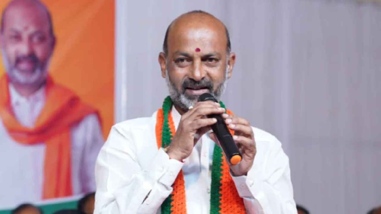 Bandi Sanjay: అందుకే ప్రశ్నపత్రాల లీకేజీలు.. ఇప్పుడు టెన్త్ విద్యార్థుల్లో ఒత్తిడి, గందరగోళం: బండి సంజయ్ Bandi Sanjay: అందుకే ప్రశ్నపత్రాల లీకేజీలు.. ఇప్పుడు టెన్త్ విద్యార్థుల్లో ఒత్తిడి, గందరగోళం: బండి సంజయ్