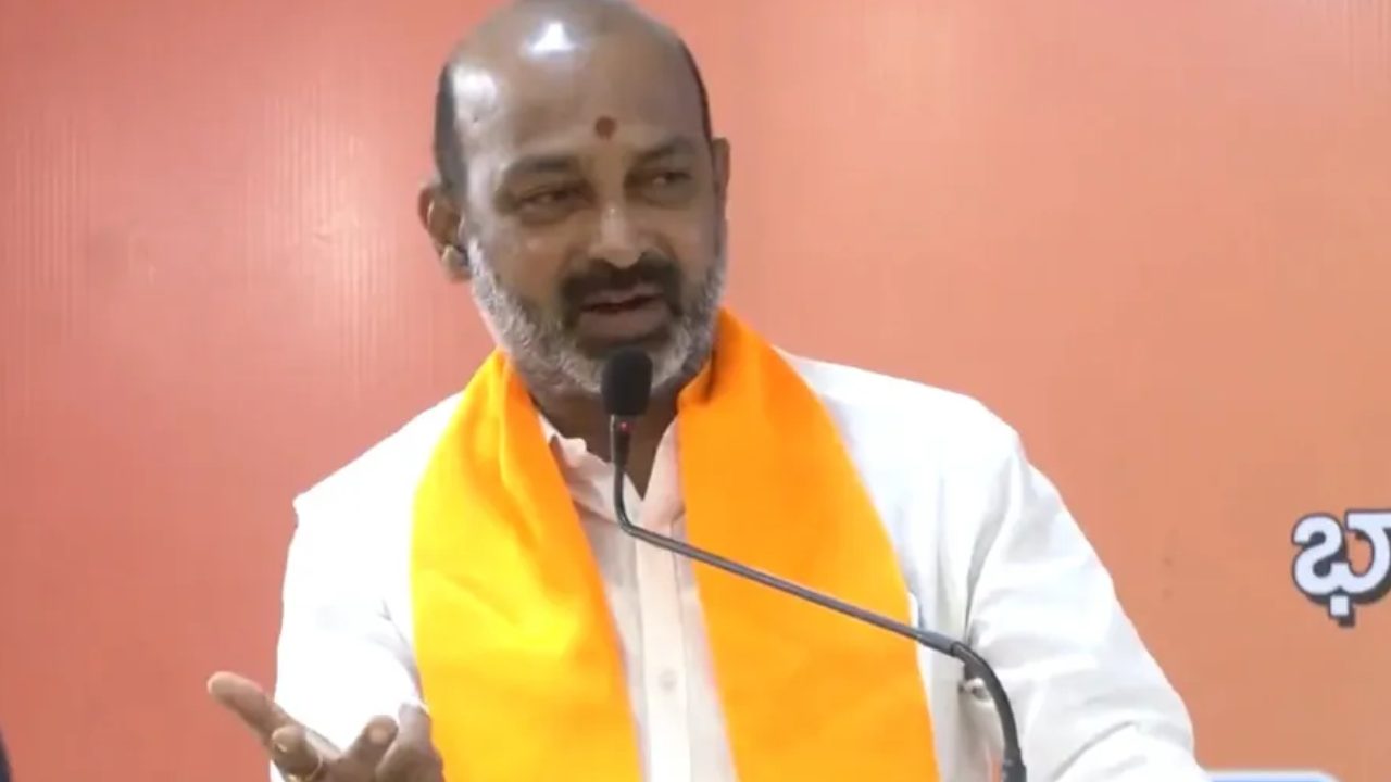 Bandi Sanjay Kumar: దొంగలను పట్టుకోండంటే మాకు నోటీసులిచ్చారు? కేటీఆర్ రాజీనామా చేయాల్సిందే Bandi Sanjay Kumar: దొంగలను పట్టుకోండంటే మాకు నోటీసులిచ్చారు? కేటీఆర్ రాజీనామా చేయాల్సిందే