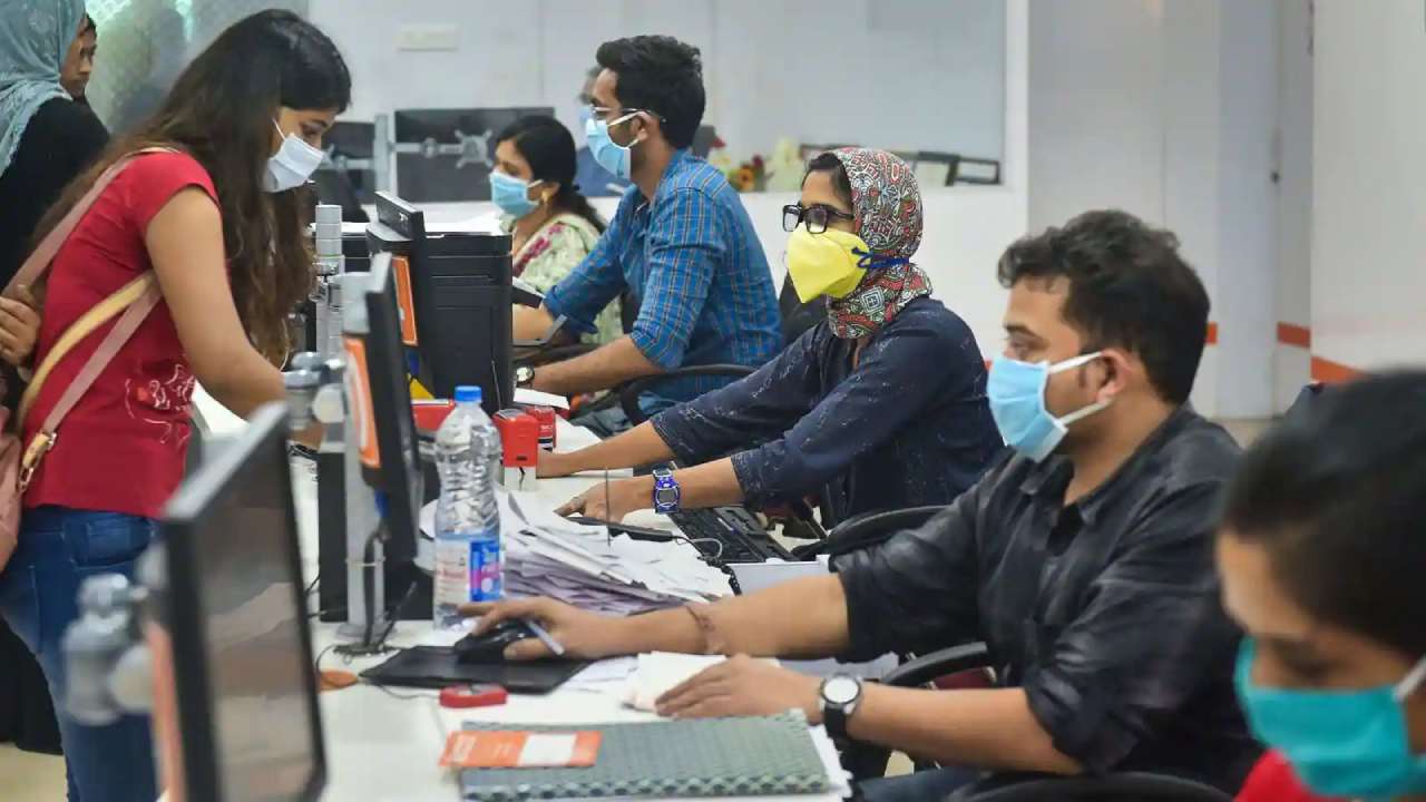 Bank Employees: వారానికి ఐదు రోజులే బ్యాంకు ఉద్యోగులకు పని.. రెండు రోజులు సెలవులు.. కొత్త ప్రతిపాదనలు అమలయ్యేనా? Bank Employees: వారానికి ఐదు రోజులే బ్యాంకు ఉద్యోగులకు పని.. రెండు రోజులు సెలవులు.. కొత్త ప్రతిపాదనలు అమలయ్యేనా?