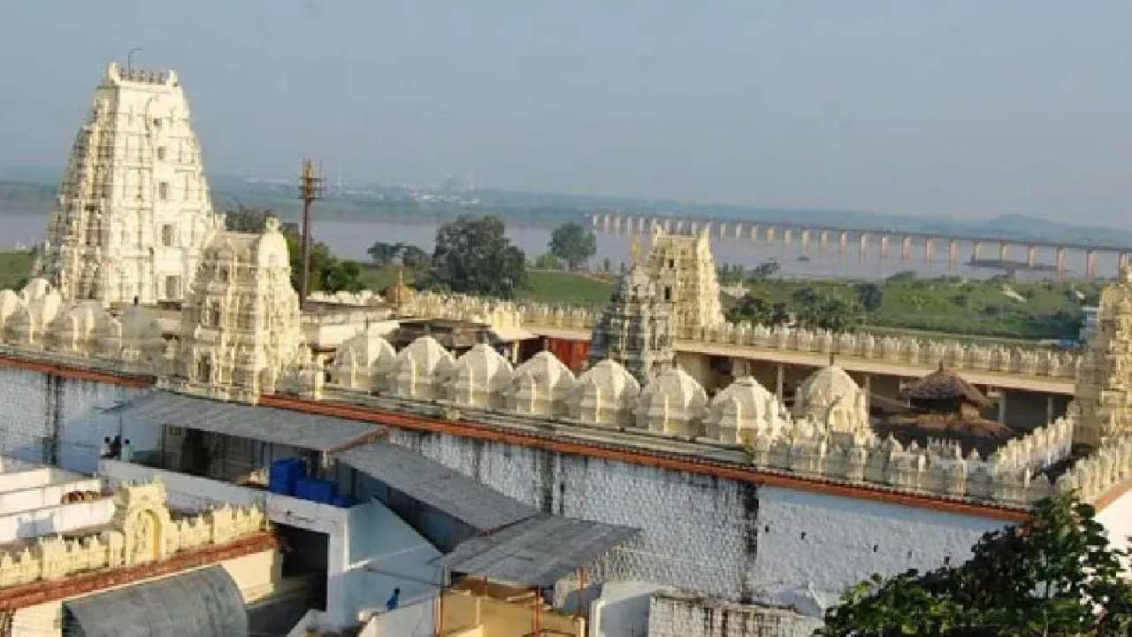 Bhadradri: భద్రాద్రిలో రాములోరి కల్యాణానికి ఏర్పాట్లు పూర్తి.. సీఎం కేసీఆర్ హాజరుపై సందిగ్ధత Bhadradri: భద్రాద్రిలో రాములోరి కల్యాణానికి ఏర్పాట్లు పూర్తి.. సీఎం కేసీఆర్ హాజరుపై సందిగ్ధత