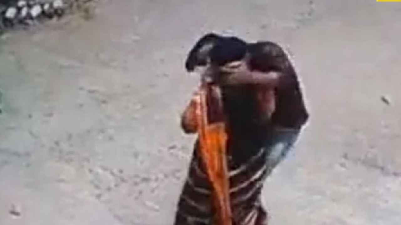 Bihar Serial Kisser : సడెన్గా వస్తాడు, బలవంతంగా పెదాలపై ముద్దు పెడతాడు.. మహిళలను బెంబేలెత్తిస్తున్న సీరియల్ కిస్సర్ Bihar Serial Kisser : సడెన్గా వస్తాడు, బలవంతంగా పెదాలపై ముద్దు పెడతాడు.. మహిళలను బెంబేలెత్తిస్తున్న సీరియల్ కిస్సర్