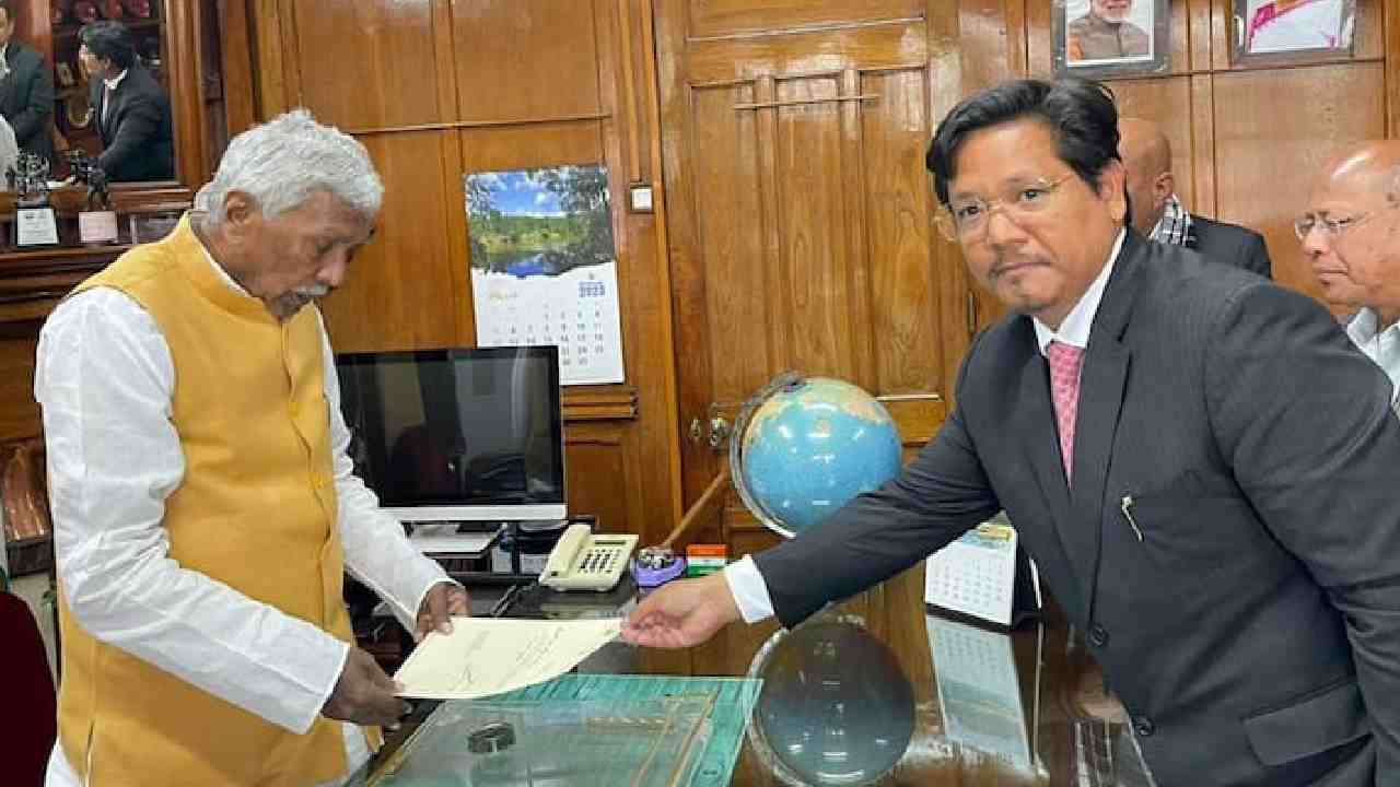 CM Sangma: మేఘాలయ సీఎం పదవికి సంగ్మా రాజీనామా.. మరోసారి ప్రభుత్వ ఏర్పాటుకు సన్నాహాలు CM Sangma: మేఘాలయ సీఎం పదవికి సంగ్మా రాజీనామా.. మరోసారి ప్రభుత్వ ఏర్పాటుకు సన్నాహాలు