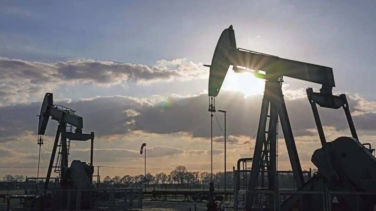 Crude Oil Import: రష్యా నుంచి భారీగా పెరిగిన చమురు దిగుమతులు.. రోజుకు 1.6 మిలియన్ బ్యారెళ్ల చమురు దిగుమతి Crude Oil Import: రష్యా నుంచి భారీగా పెరిగిన చమురు దిగుమతులు.. రోజుకు 1.6 మిలియన్ బ్యారెళ్ల చమురు దిగుమతి