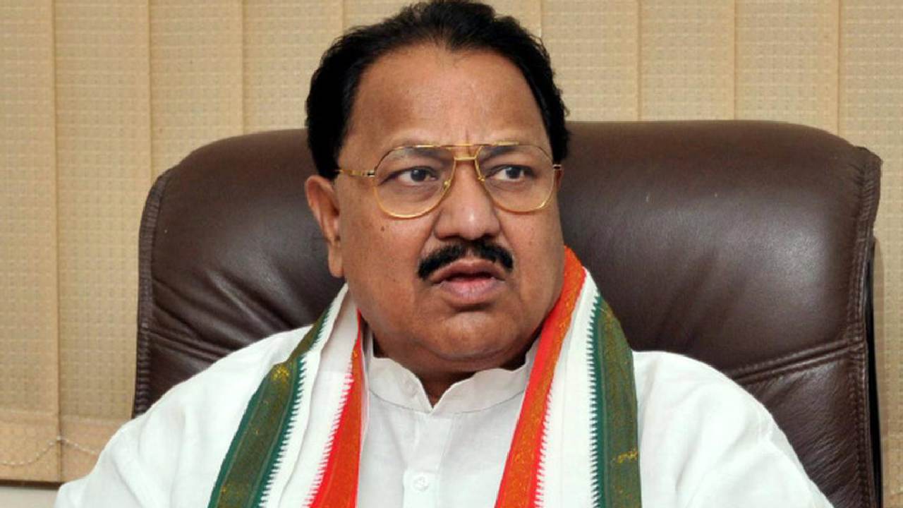 D Srinivas: తనయుడితో కలిసి కాంగ్రెస్లో చేరిన డీఎస్.. ఠాక్రే, రేవంత్ సమక్షంలో చేరిక D Srinivas: తనయుడితో కలిసి కాంగ్రెస్లో చేరిన డీఎస్.. ఠాక్రే, రేవంత్ సమక్షంలో చేరిక