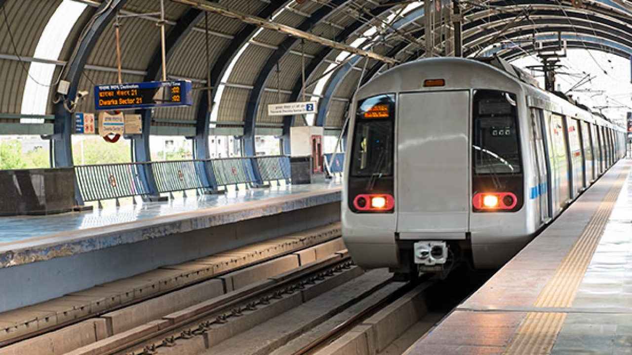 Delhi Metro: ఢిల్లీ మెట్రో రైలు మరింత వేగం.. గంటకు 100 కిలోమీటర్ల వేగంతో ప్రయాణించనున్న రైళ్లు Delhi Metro: ఢిల్లీ మెట్రో రైలు మరింత వేగం.. గంటకు 100 కిలోమీటర్ల వేగంతో ప్రయాణించనున్న రైళ్లు
