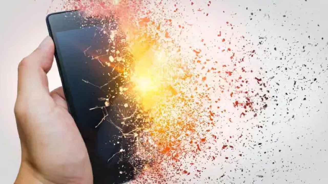 Dhone Cell Phone Blast : బాబోయ్.. డోన్లో ప్యాంట్ జేబులో పేలిన సెల్ఫోన్.. వ్యక్తికి తీవ్ర గాయాలు Dhone Cell Phone Blast : బాబోయ్.. డోన్లో ప్యాంట్ జేబులో పేలిన సెల్ఫోన్.. వ్యక్తికి తీవ్ర గాయాలు