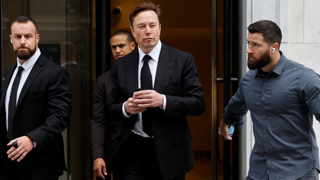 Elon Musk has at least 2 bodyguards accompany him all the time at Twitter HQ, even in restroom