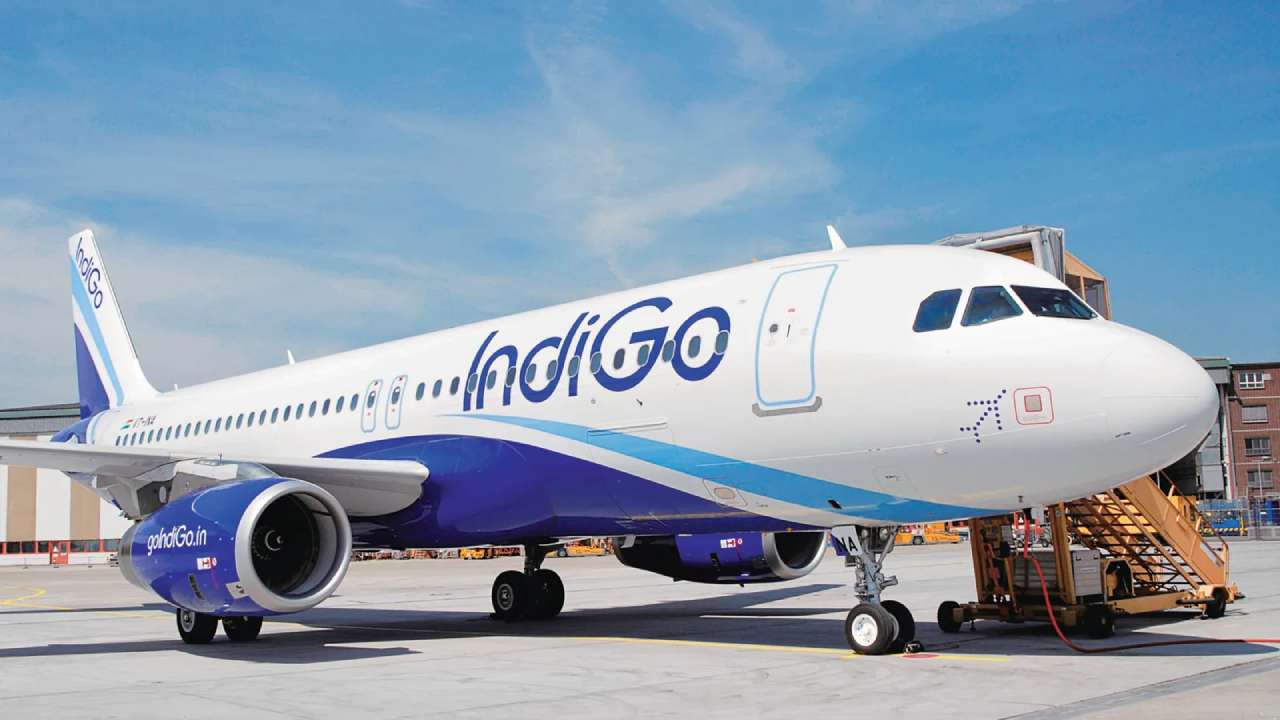 Flight Passengers: విమానంలో మందుబాబుల వీరంగం.. మద్యం మత్తులో సిబ్బందిపై తిట్ల దండకం Flight Passengers: విమానంలో మందుబాబుల వీరంగం.. మద్యం మత్తులో సిబ్బందిపై తిట్ల దండకం