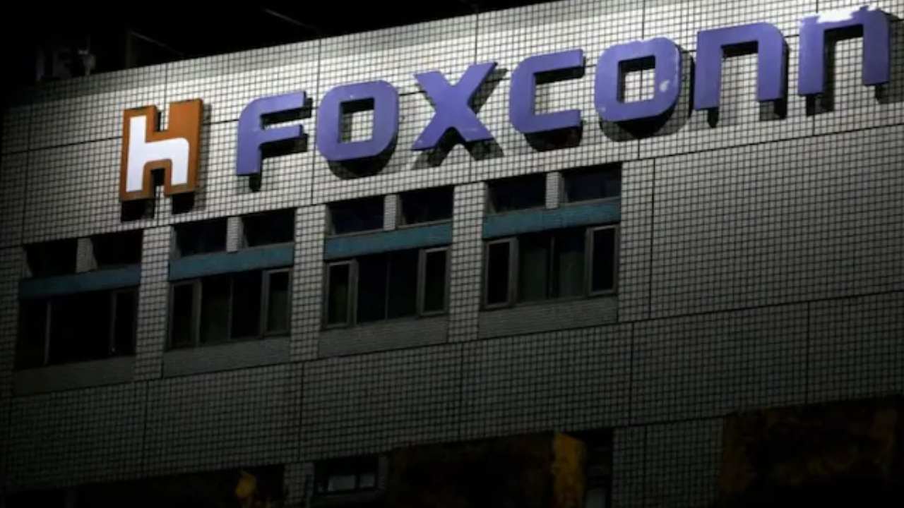 Foxconn invest: తెలంగాణలో ఫాక్స్కాన్ భారీ పెట్టుబడి.. ఎయిర్పాడ్ల తయారీ కేంద్రం ఏర్పాటు యోచన Foxconn invest: తెలంగాణలో ఫాక్స్కాన్ భారీ పెట్టుబడి.. ఎయిర్పాడ్ల తయారీ కేంద్రం ఏర్పాటు యోచన
