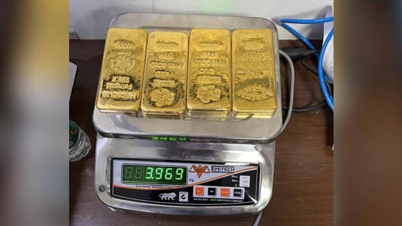 Gold Bars: విమానం టాయిలెట్‌లో రూ.2 కోట్ల విలువైన బంగారు ఇటుకలు.. స్వాధీనం చేసుకున్న అధికారులు