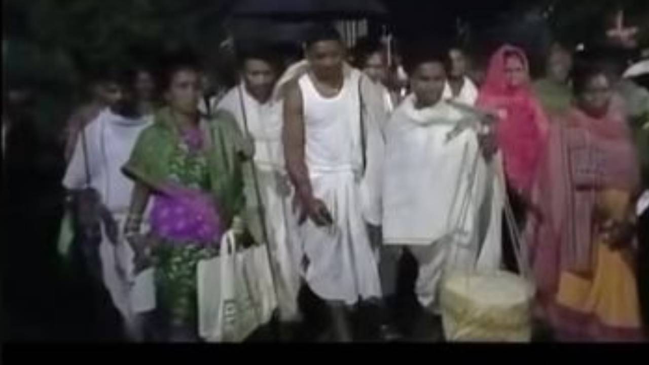 Odisha : వధువు కోసం పాదయాత్ర .. కార్లున్నా రాత్రంతా 28 కిలోమీటర్లు నడిచి వెళ్లి మూడుముళ్లు వేసిన వరుడు Odisha : వధువు కోసం పాదయాత్ర .. కార్లున్నా రాత్రంతా 28 కిలోమీటర్లు నడిచి వెళ్లి మూడుముళ్లు వేసిన వరుడు