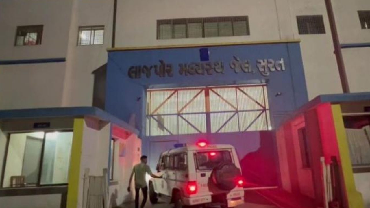 Gujarat Jail Raid: గుజరాత్లో 1700 మంది పోలీసులు 17జైళ్లలో అర్థరాత్రి ఏకకాలంలో ఆకస్మిక దాడులు.. Gujarat Jail Raid: గుజరాత్లో 1700 మంది పోలీసులు 17జైళ్లలో అర్థరాత్రి ఏకకాలంలో ఆకస్మిక దాడులు..