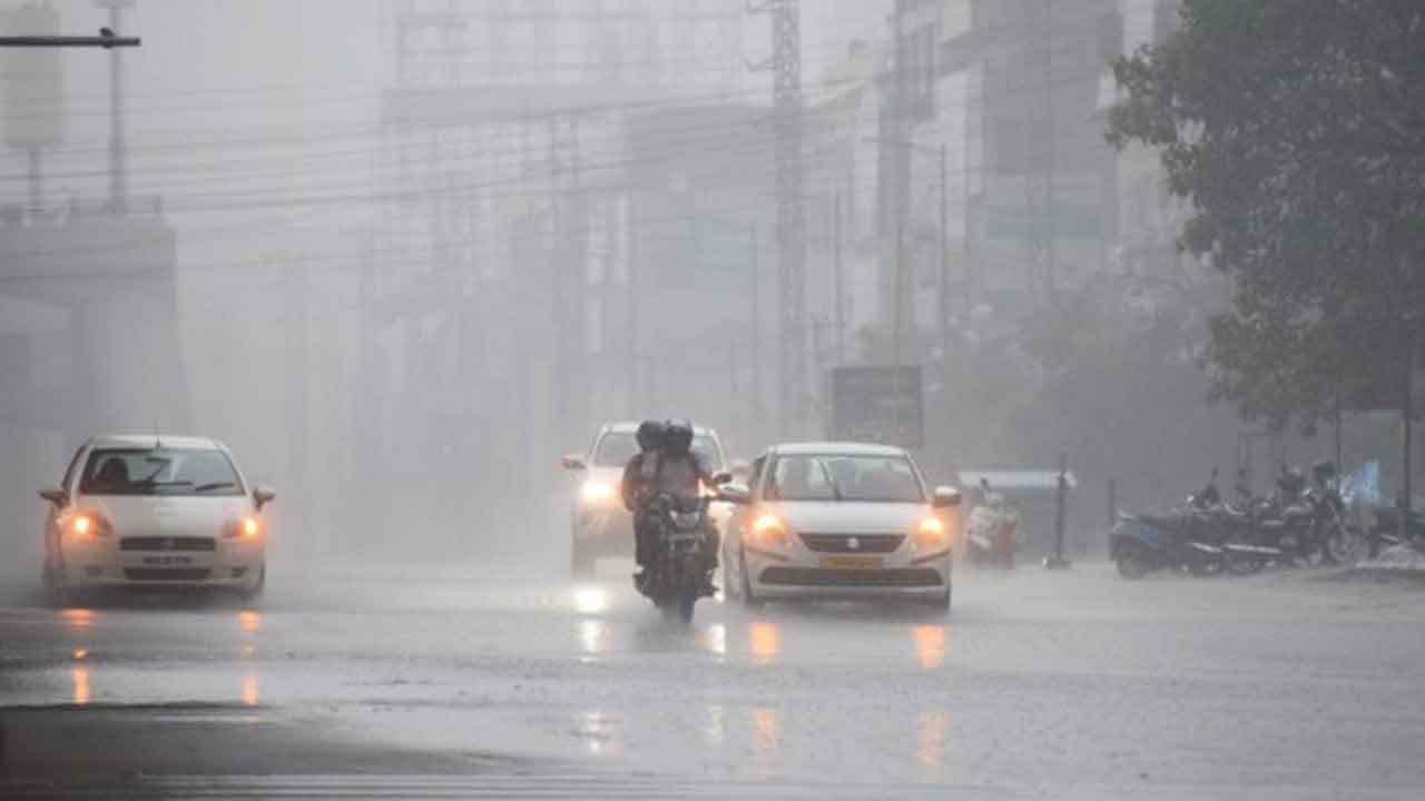 Heavy Rains: తెలుగు రాష్ట్రాల్లో భారీ వానలు… పలు చోట్ల వడగళ్ల వర్షం.. మరో రెండు రోజులు వానలే! Heavy Rains: తెలుగు రాష్ట్రాల్లో భారీ వానలు… పలు చోట్ల వడగళ్ల వర్షం.. మరో రెండు రోజులు వానలే!