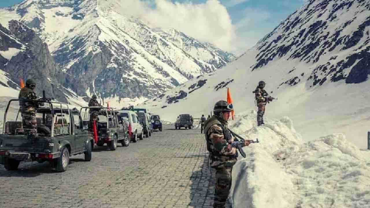 Indian Army: సరిహద్దుల్లో నిఘా పెంచిన సైన్యం.. గల్వాన్ లోయలో గడ్డకట్టే చలిలో క్రికెట్ ఆడిన భారత జవాన్లు.. Indian Army: సరిహద్దుల్లో నిఘా పెంచిన సైన్యం.. గల్వాన్ లోయలో గడ్డకట్టే చలిలో క్రికెట్ ఆడిన భారత జవాన్లు..