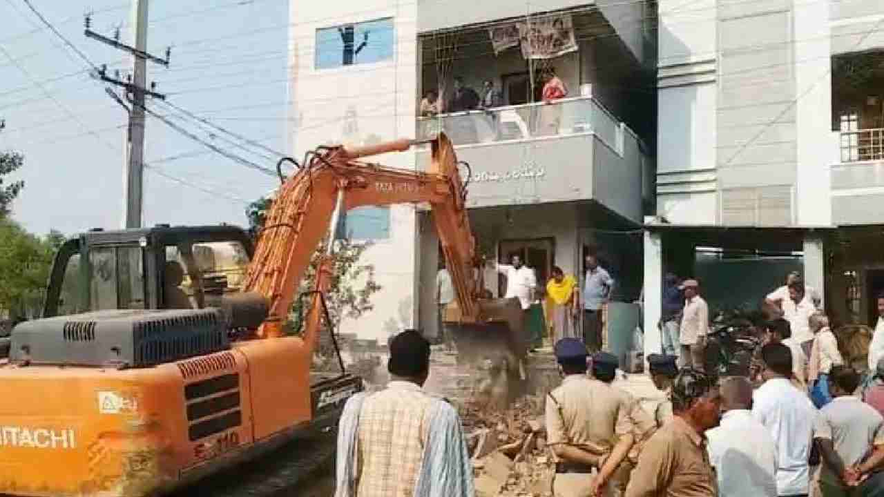 Ippatam Demolition: ఇప్పటంలో ఉద్రిక్తత.. మళ్లీ మొదలైన కూల్చివేతలు.. అడ్డుకున్న గ్రామస్తులు.. భారీగా పోలీసుల మోహరింపు Ippatam Demolition: ఇప్పటంలో ఉద్రిక్తత.. మళ్లీ మొదలైన కూల్చివేతలు.. అడ్డుకున్న గ్రామస్తులు.. భారీగా పోలీసుల మోహరింపు