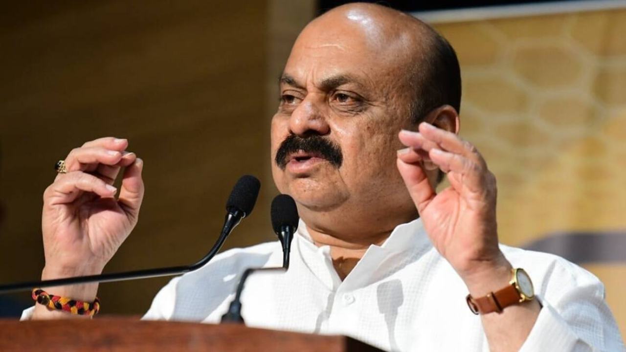 Karnataka : ప్రభుత్వ ఉద్యోగులకు 17 శాతం వేతనం పెంపు .. ప్రకటించిన సీఎం Karnataka : ప్రభుత్వ ఉద్యోగులకు 17 శాతం వేతనం పెంపు .. ప్రకటించిన సీఎం