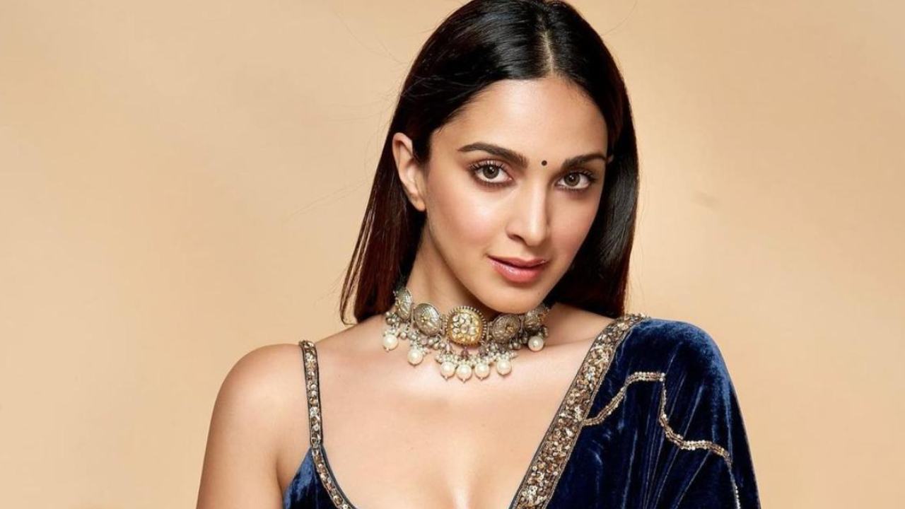 Kiara Advani: RC15 షూటింగ్ కోసం హైదరాబాద్లో ల్యాండ్ అయిన కియారా Kiara Advani: RC15 షూటింగ్ కోసం హైదరాబాద్లో ల్యాండ్ అయిన కియారా