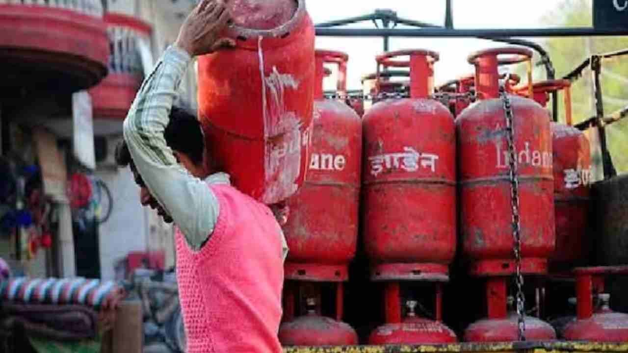 LPG Cylinder Price: సామాన్యులకు షాక్.. పెరిగిన గ్యాస్ సిలిండర్ ధరలు.. తెలుగు రాష్ట్రాల్లో ధరలు ఇలా.. LPG Cylinder Price: సామాన్యులకు షాక్.. పెరిగిన గ్యాస్ సిలిండర్ ధరలు.. తెలుగు రాష్ట్రాల్లో ధరలు ఇలా..